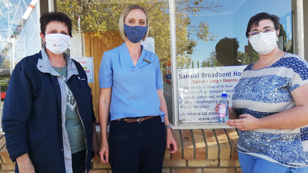AfriForum se Potchefstroom-tak ondersteun tehuise vir bejaardes met handreiniger