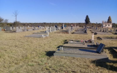 AfriForum se Hertzogville-tak help om begraafplaas skoon te maak