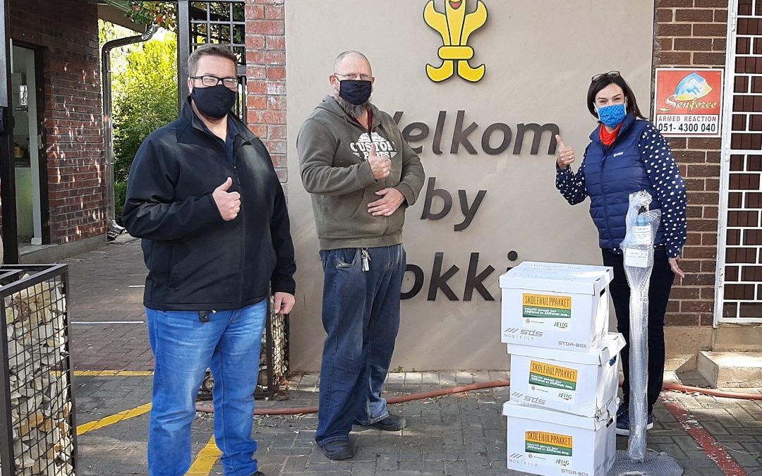 AfriForum se Bloemfontein-takke skenk hulppakkette aan skole