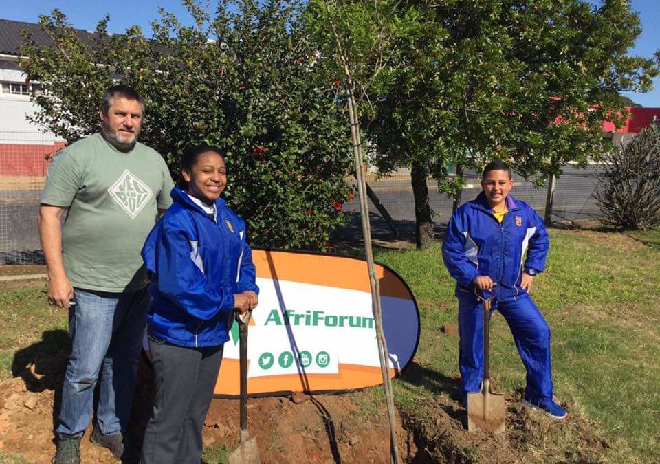 AfriForum se Helderbergkom-tak vier boomplantmaand