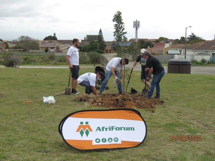 AfriForum se Mosselbaai-tak vier boomplantmaand saam met plaaslike munisipaliteit