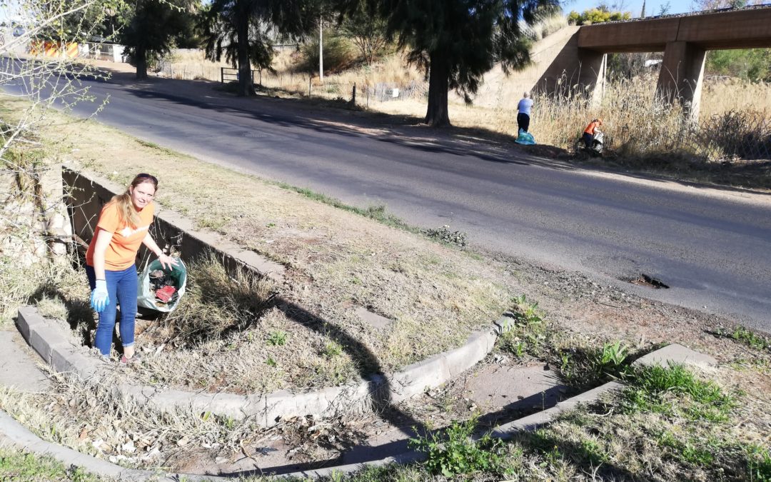 AfriForum se Upington-tak help om duikweg skoon te maak   