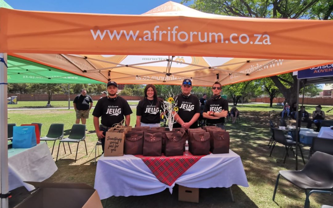AfriForum Jeug-tak in Bloemfontein skenk Kersgeskenke aan jeugsorgsentrum