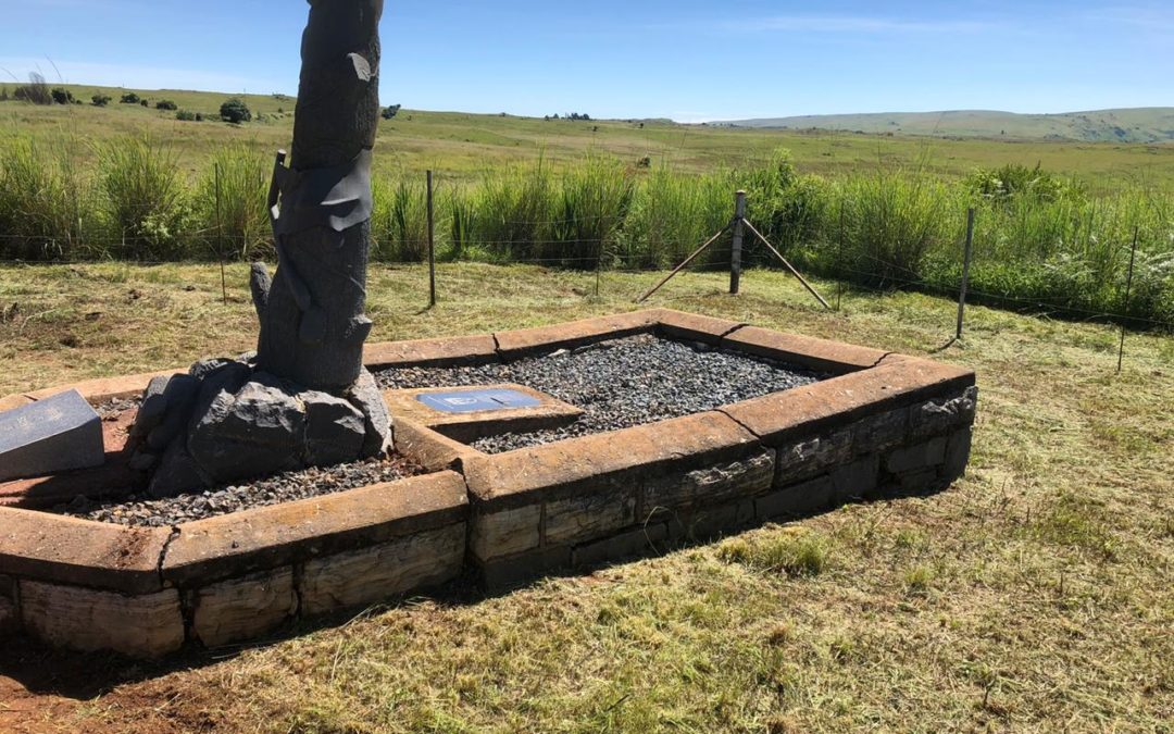 AfriForum ruim Ouhoutbossie-monument in Dullstroom op