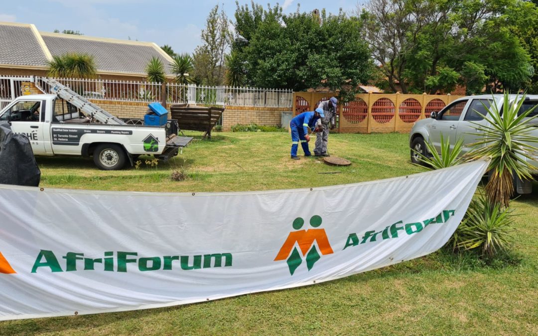 AfriForum se Welkom-tak maak verstopping in rioolpyp oop nadat plaaslike munisipaliteit weier om diens te lewer