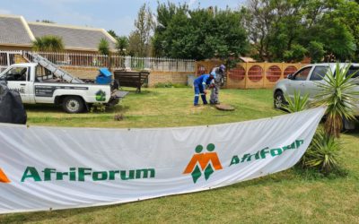 AfriForum se Welkom-tak maak verstopping in rioolpyp oop nadat plaaslike munisipaliteit weier om diens te lewer