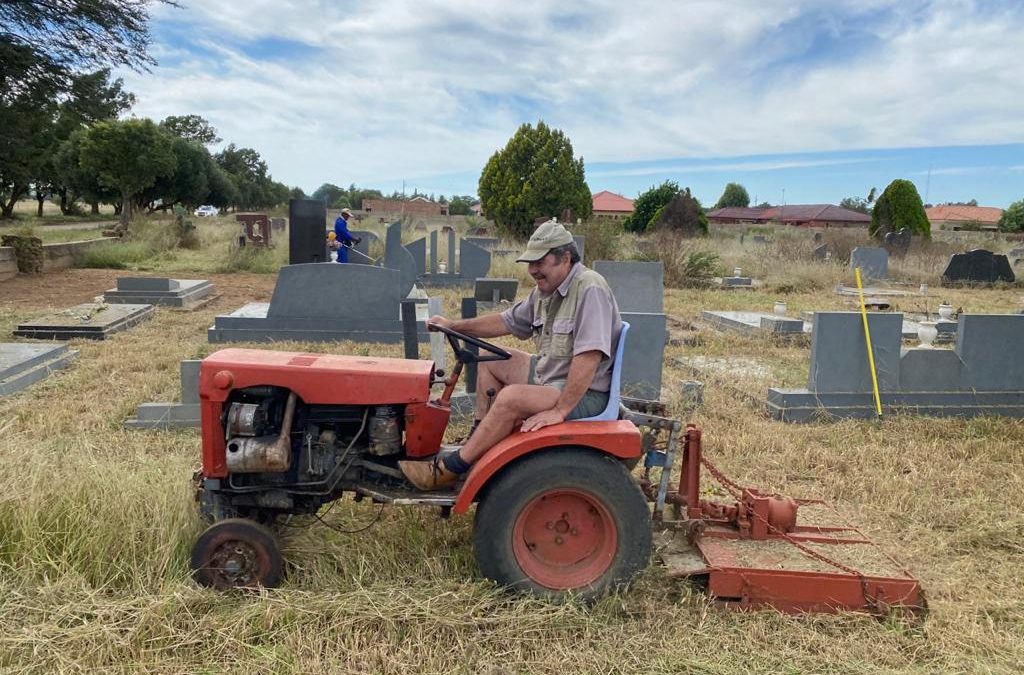 AfriForum maak begraafplaas in Delareyville skoon