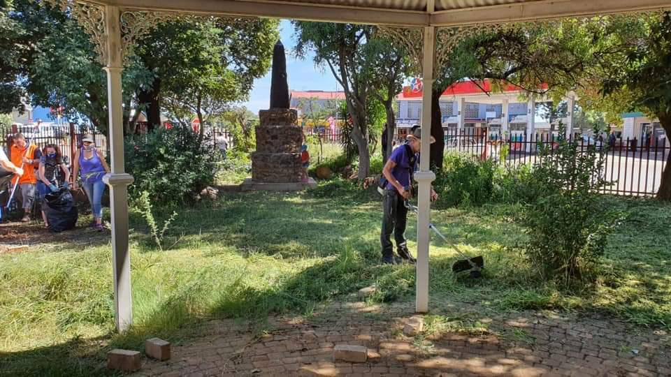 AfriForum se Fochville-tak maak skoon by Fochville Groot Trek-gedenkmonument