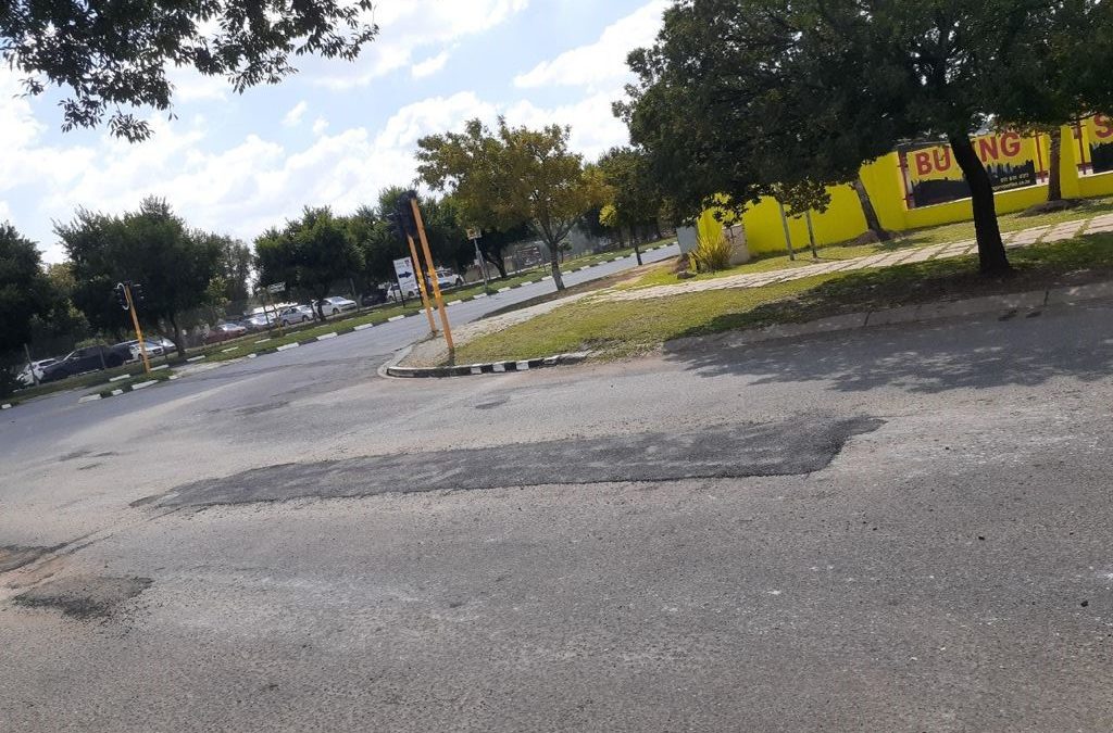 AfriForum’s Teks branch in Secunda fills up potholes