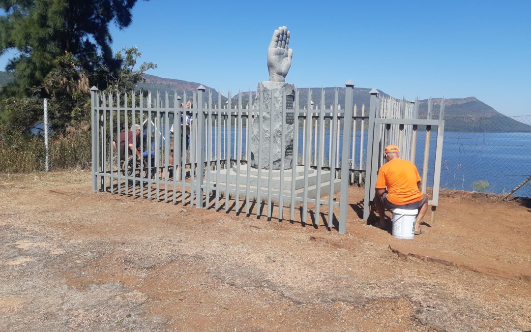 AfriForum cleans Loskop Dam Koppie Monument