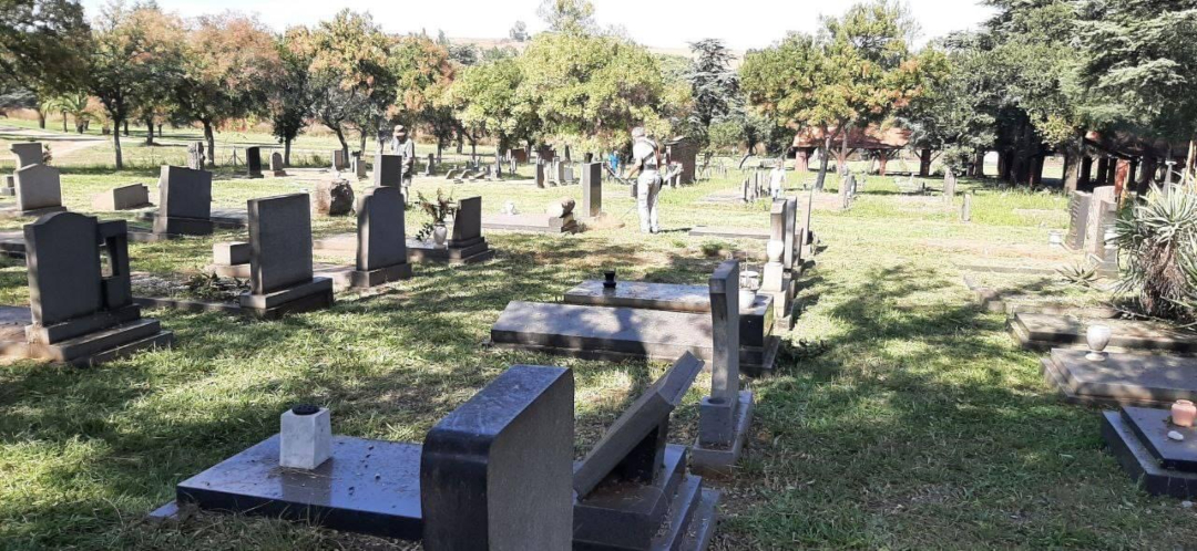 AfriForum’s Centurion branch cleans up old military cemetery