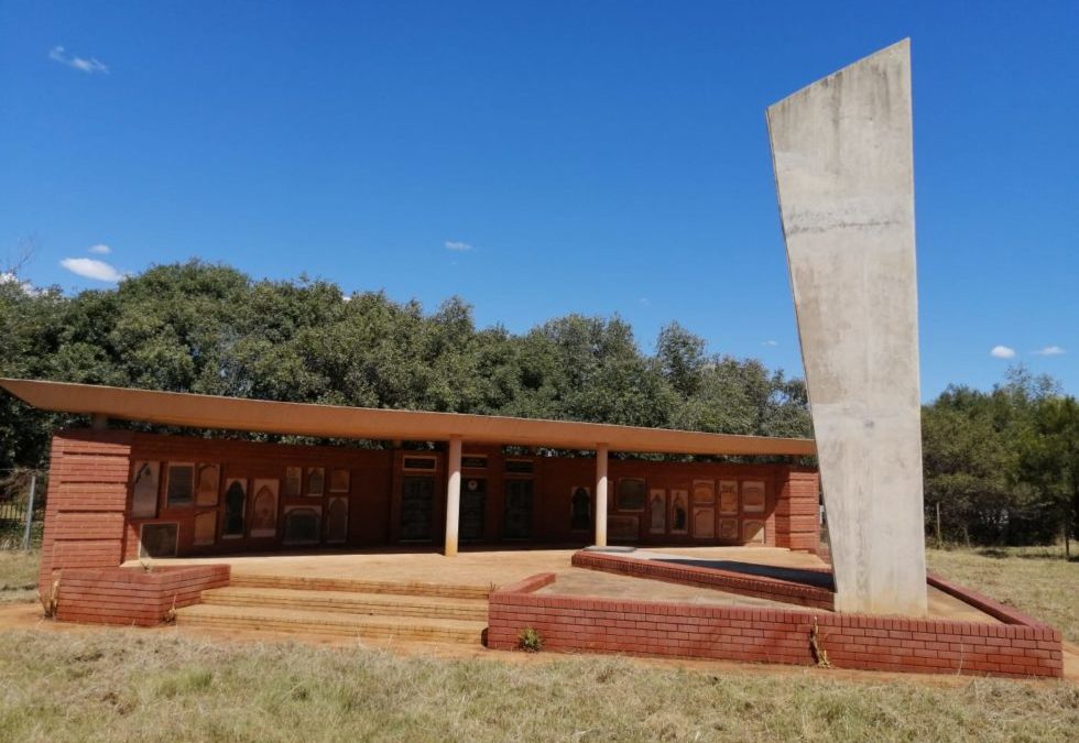 AfriForum se Zeerust-tak begin volhoubare skoonmaakprojek by monument