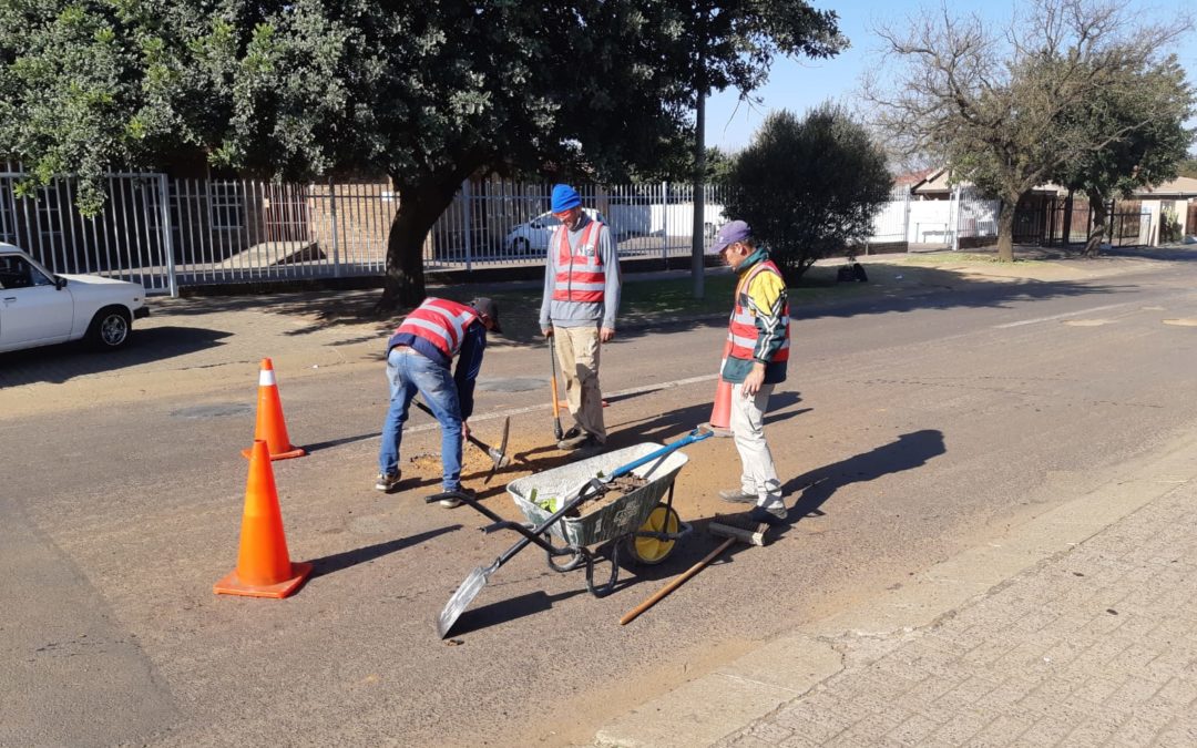 AfriForum’s Witbank branch does repair work, fills 40 potholes