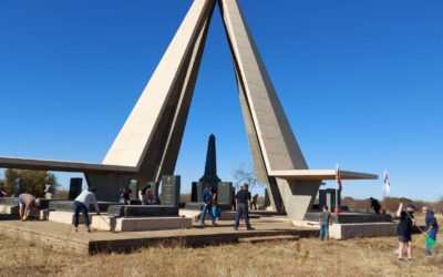 AfriForum Jeug in Kimberley maak Burger-monument skoon