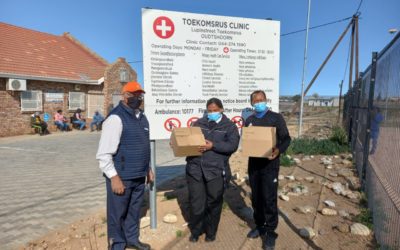 AfriForum se Oudtshoorn-tak deel bederfpakkies aan gesondheidswerkers uit
